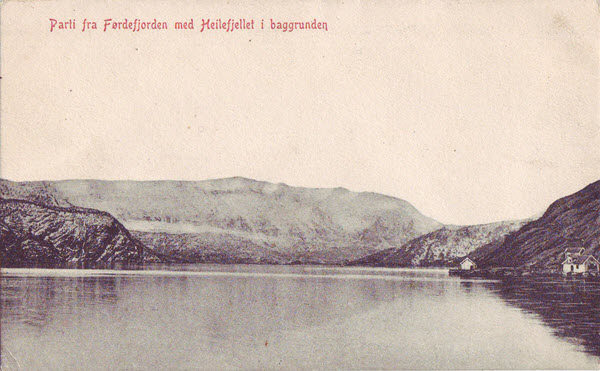Parti fra Førdefjorden med Heilefjellet i baggrunden